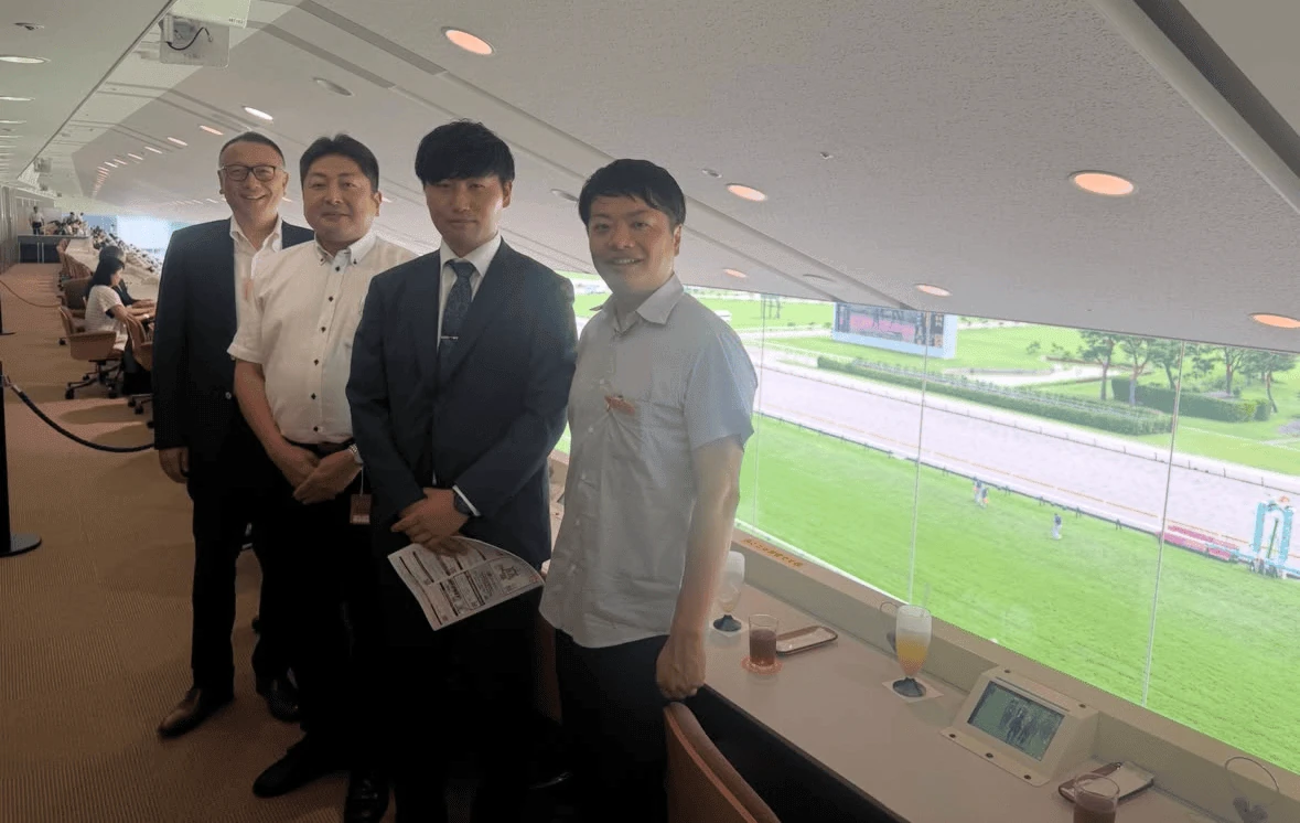 懇親会の特典で競馬場を訪れた皆さま